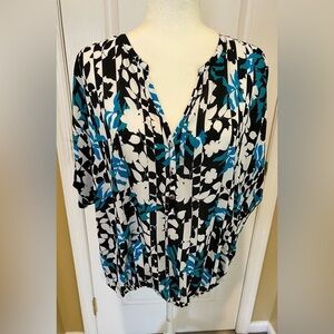 Vince Camino floral 3 button v- neck blouse size medium.